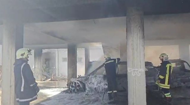 Merr flakë garazhi në Durrës, digjen katër automjete 6 640 0 68cd7e9328132