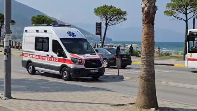 Polici bashkiak dhunon qytetarin para banesës, godet me levë gruan shtatzënë e nënën e tij 10 640 0 ambulance vlore 853 1
