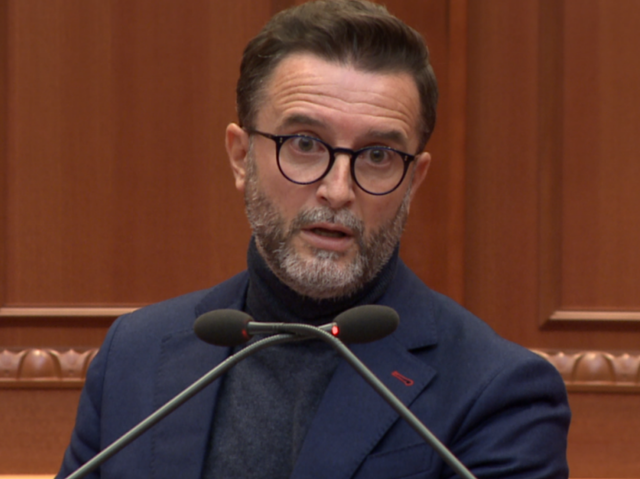 Braçe denoncon administratën: Nuk punon njeri në gusht, presin kush do bëhet ministër