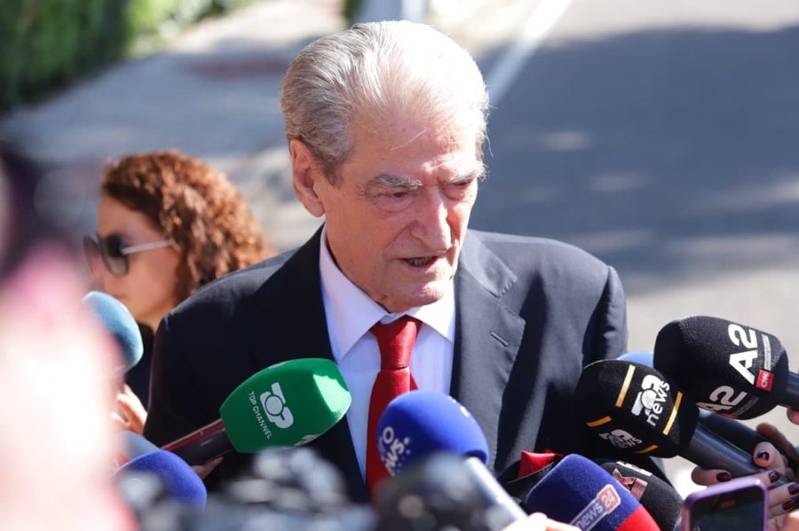 “Ka pesë dosje korrupsioni”/ Sali Berisha sulmon kryeparlamentarin Niko Peleshi: Një qenie amorfe…
