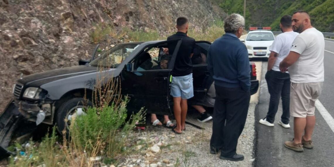 Aksident në rrugën Qafë e Buallit-Klos, dy persona të lënduar 2 Aksident ne rrugen Qafe e Buallit Klos dy persona te lenduar 1140x570 1