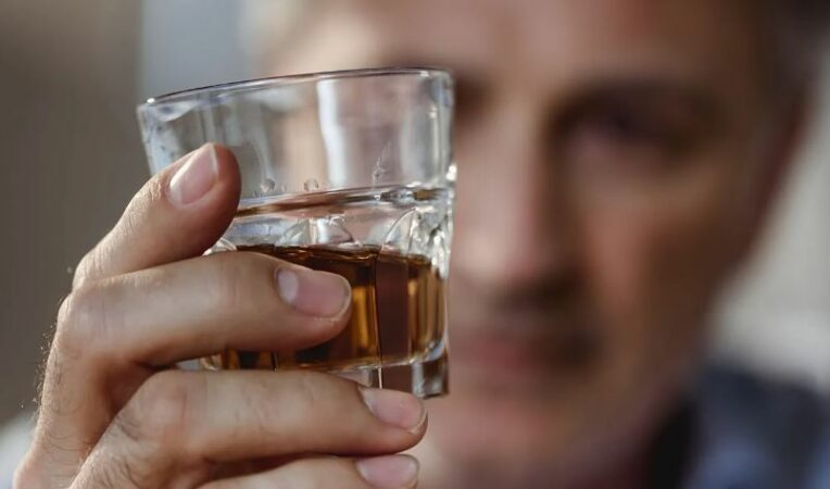 Studimi: Konsumimi e çdo sasie alkooli rrit rrezikun e demencës