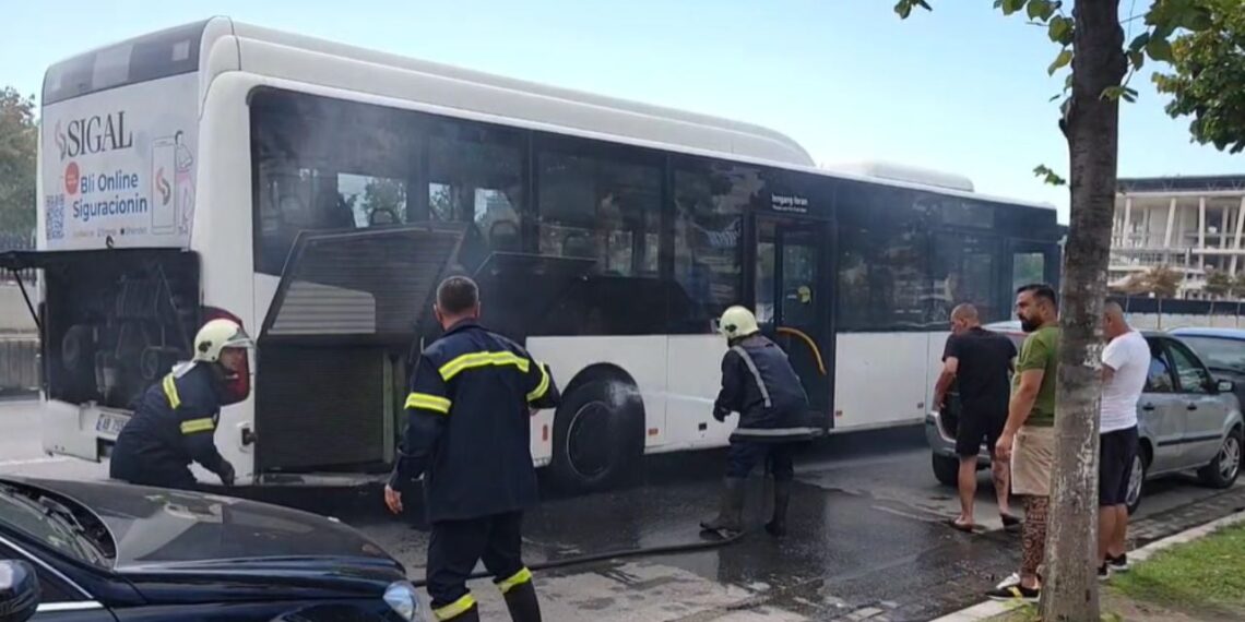Autobusi i linjës Durrës-Plazh shpërthen në flakë gjatë udhëtimit 13 Autobusi i linjes Durres Plazh shperthen ne flake gjate udhetimit pasagjere 1140x570 1