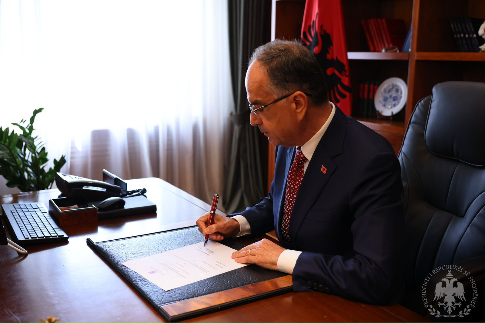 Presidenti, dekret “digjital”/ Zyrtarizohen ministrat, përfshirë edhe Diella