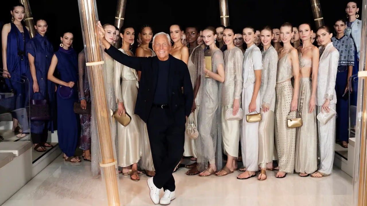 Designer-Giorgio-Armani-flanked-by-his-models-at-his-Spring-2023-Show_sd