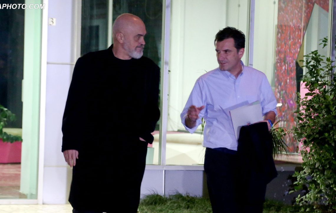 Edi Rama dhe Erjon Veliaj duke dale selia e PS se 1140x724 1