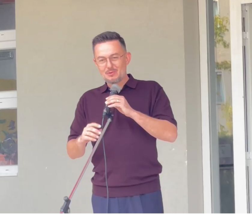 Gramsh/ Kreu i Bashkisë Ajazi emocionohet në fjalimin për nisjen e vitit të ri shkollor