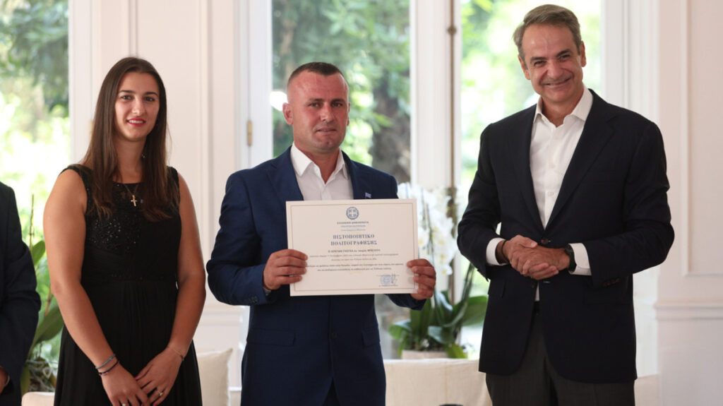 Greqi – Kryeministri Mitsotakis i jep shtetësinë beratasit Ledian Goga, i cili u zhyt për të shpëtuar dy fëmijë në lumë.