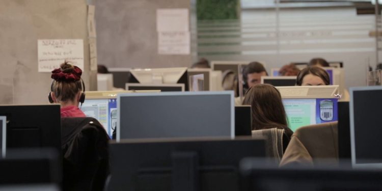 Pasojat e punes ne call center 60 e te rinjve kane 750x375 1