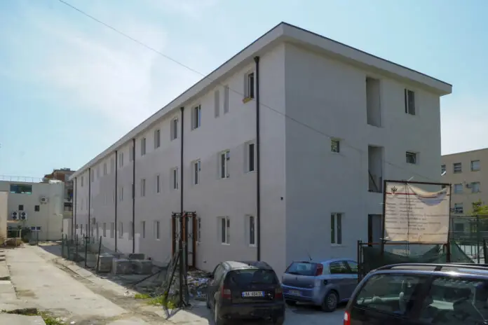 Qendrat e të moshuarve në Vlorë, “gjysmë pjatë” për 50 të vetmuar