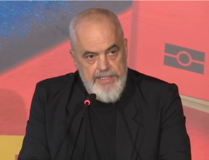 Rama pas 12 vitesh në pushtet: Qytetarët e Tiranës vuajnë për shkolla dhe transport dinjitoz