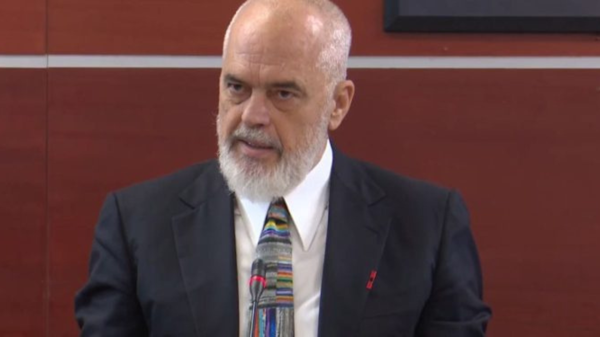 “Shpejt, ministrat ‘jo njeri’ do të bëhen standard”/Rama: Vetëm hajdutët shqyrtojnë se si të vjedhin Diellin.