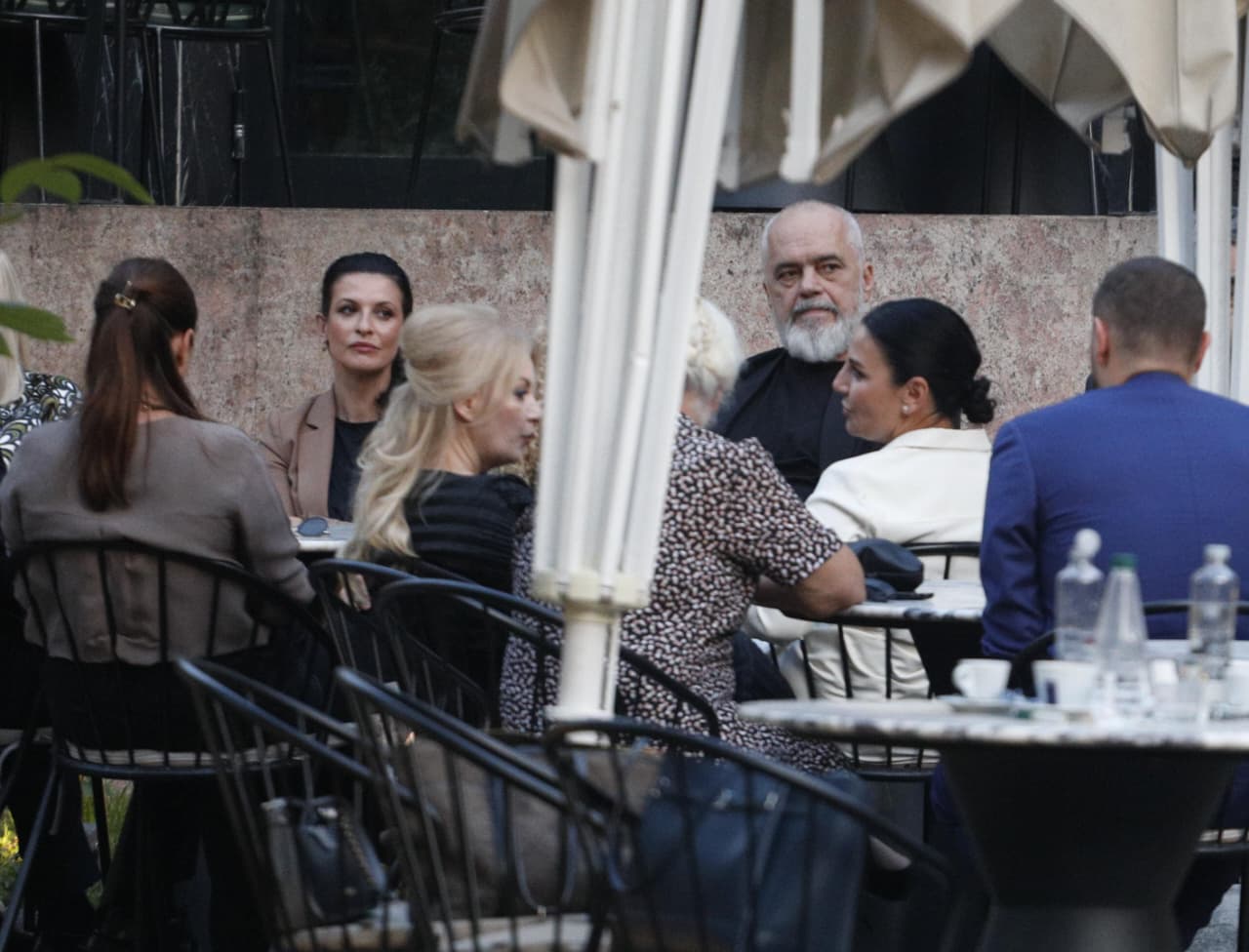 Kafe me “shokë”! Pas mbledhjes, Rama fotografohet në lokal me anëtarët e kabinetit të tij (FOTO)