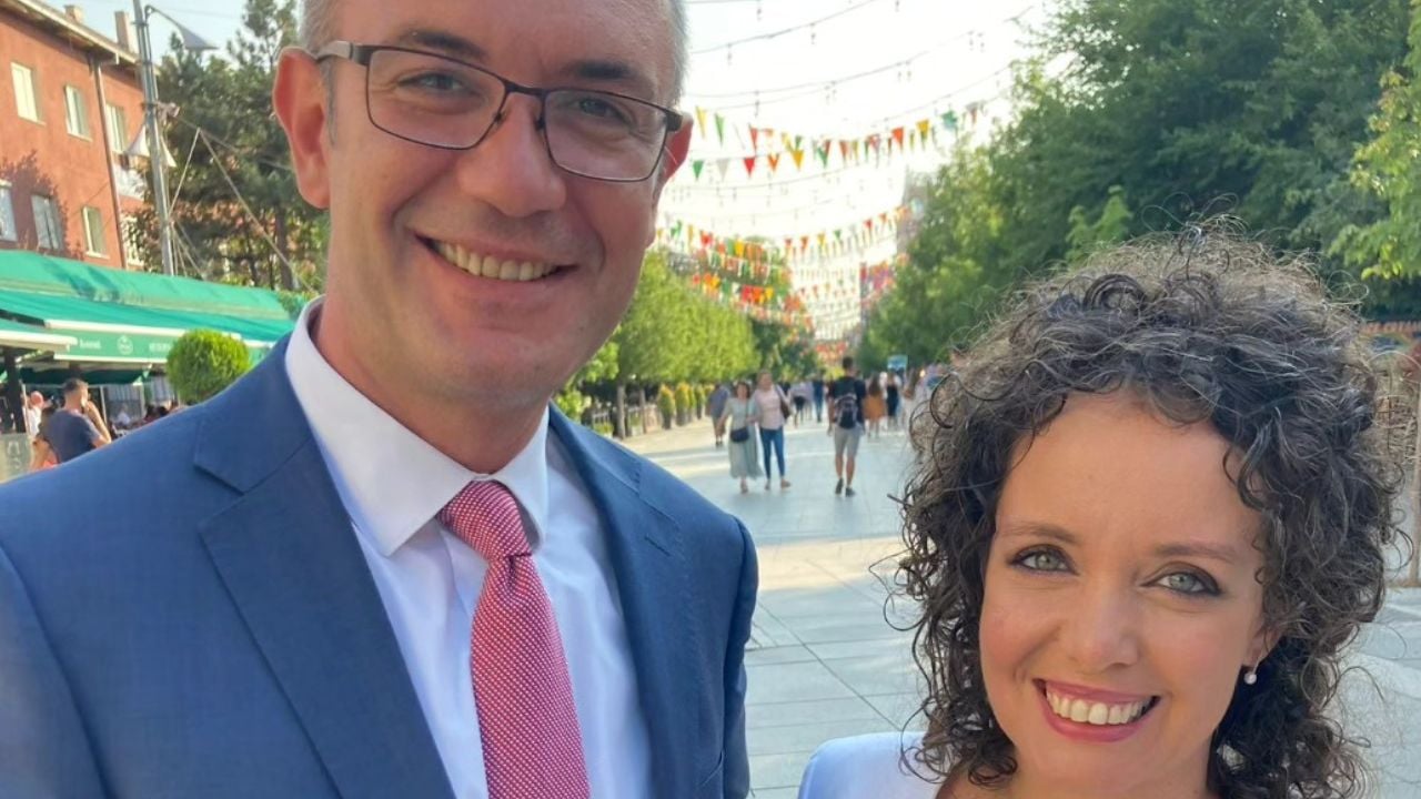 "Një vit pa ty, Gert." Dedikim prekës i Edlira Çepanit për përvjetorin e ndarjes nga jeta të bashkëshortit 2 XHxUKCel e