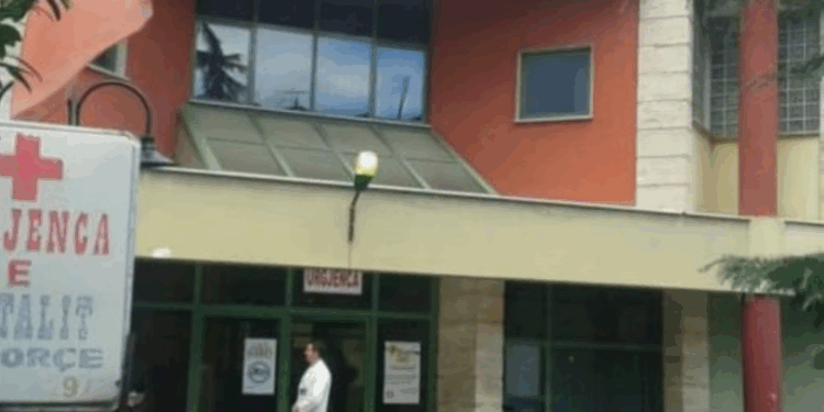 Konsumuan çamçakëz nga koshi i mbeturinave, tre të mitur përfundojnë në gjendje të rëndë në spitalin e Korçës 5 a 195 752x440 1 750x375 1