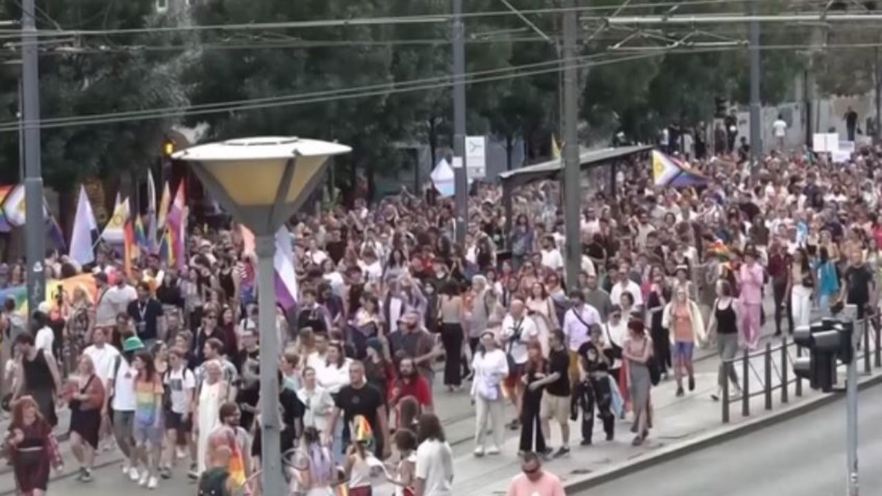 10 muaj demonstrata, tensione të forta në Serbi/ Marshime paralele e përplasje mes mbështetësve të qeverisë dhe protestuesve
