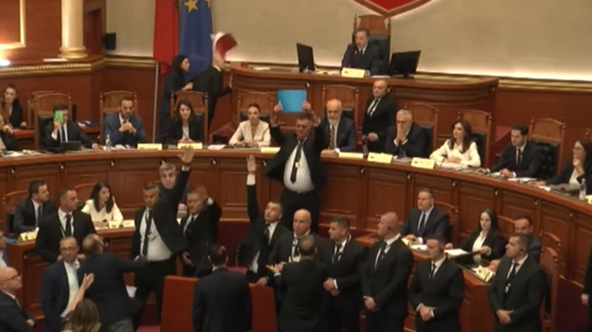 Media Greke:Kaos në Parlamentin shqiptar për ministren robot - Ja hodhën Kushtetutën Edi Ramës 11 alvania rama