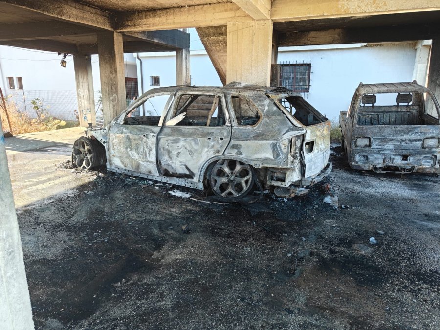 “Zjarrfikësja na tha s’kemi shofer!”, banorët flasin për zjarrin që dogji 4 makina në Spitallë 26 auto b06a5624 3082 41c5 a676 0324aac059d51758296377