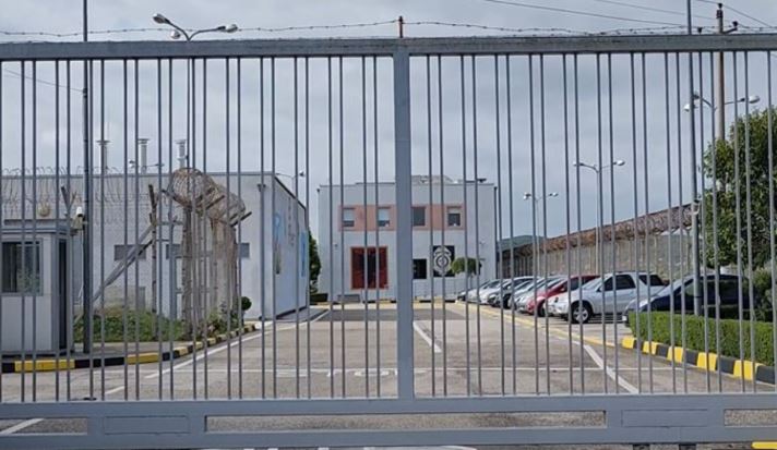 (DETAJE) Tentativa e tretë e arratisjes nga burgu/ Fier, Bledar Selmanaj akuzohej për vrasje, u ngjit në tarracë përmes tubit metalik