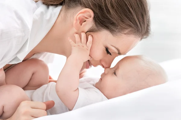 Rëndësia e kontaktit ‘lëkurë më lëkurë’ i nënës me foshnjën (VIDEO)