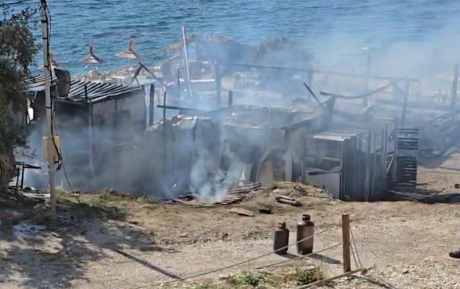 Shkrumbohet nga flakët “beach bar-i” në Radhimë 9 dfhjjgj