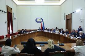 Debate në Konferencën e Kryetarëve! Tabaku: Po shkelni rregulloren që keni miratuar vetë. Gjekmarkaj: Trembeni nga transparenca