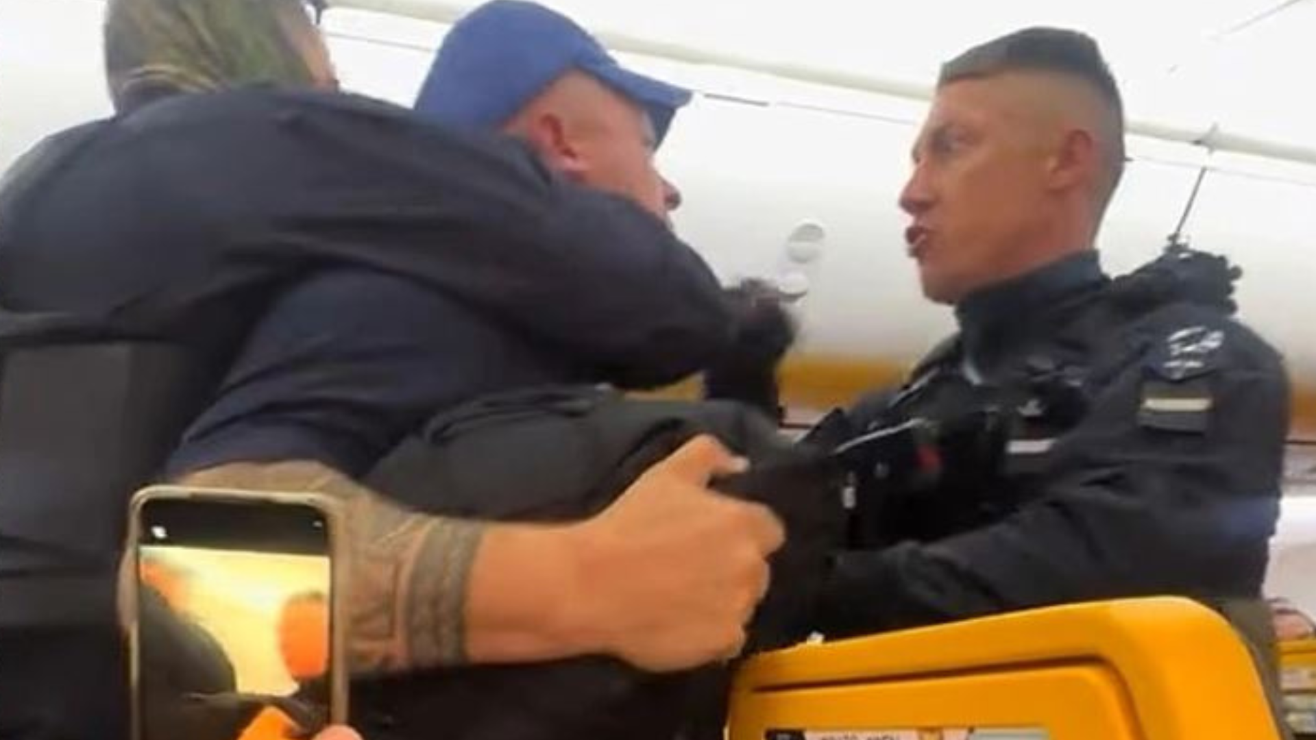VIDEO/ Avioni në ajër, pasagjerët e dehur britanikë shkaktojnë kaos në bord, piloti ul avionin për të shmangur tragjedinë 8 foto 7