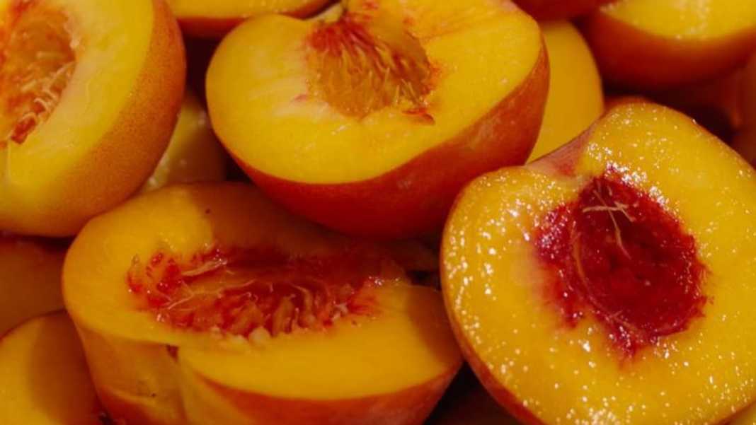 Me përmbajtje të lartë pesticidesh, AKU ndalon importin e pjeshkave dhe rrushit