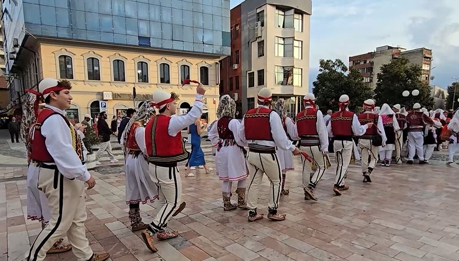 Festë kuqezi në Shkodër/ Tradita, muzika dhe lojërat popullore bashkojnë trevat shqipfolëse