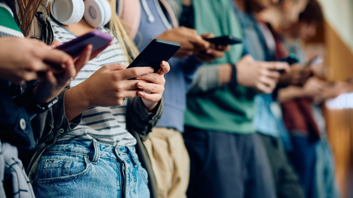 Suedia do të ndalojë telefonat celularë në të gjitha shkollat duke filluar nga viti 2026