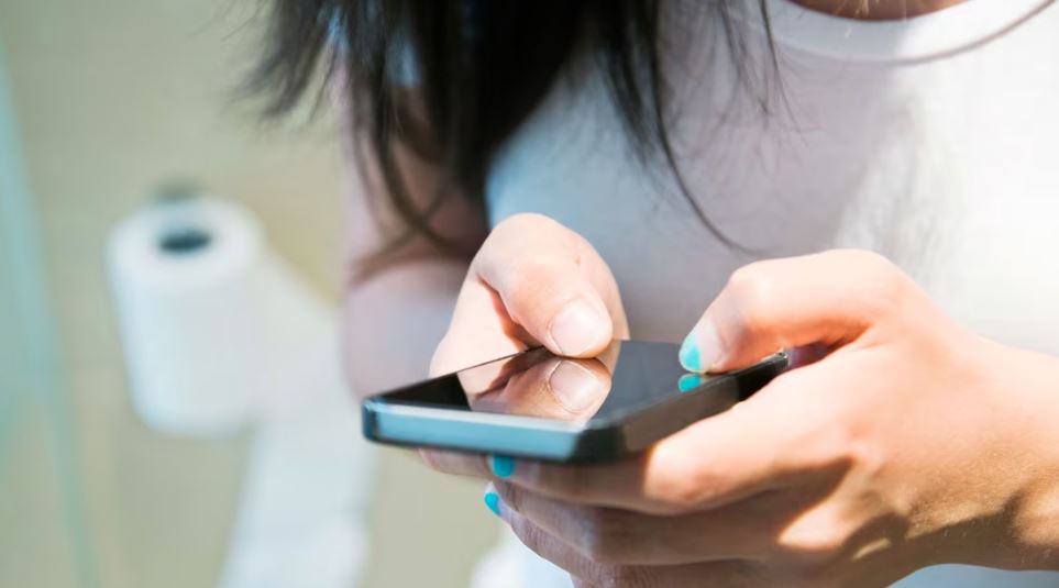 Studimi: Përdorimi i telefonit gjatë qëndrimit të tualet rrit ndjeshëm rrezikun e hemorroideve
