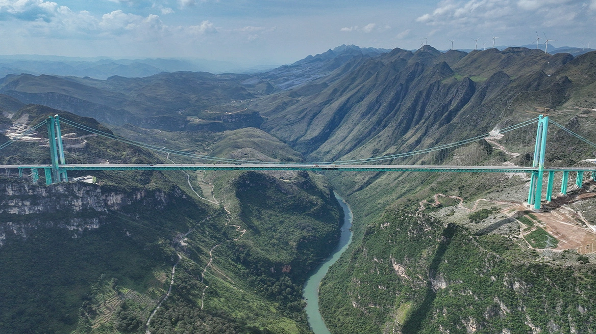 (VIDEO)Kina përuron urën më të lartë në botë: rreth 624 metra mbi nivelin e tokës