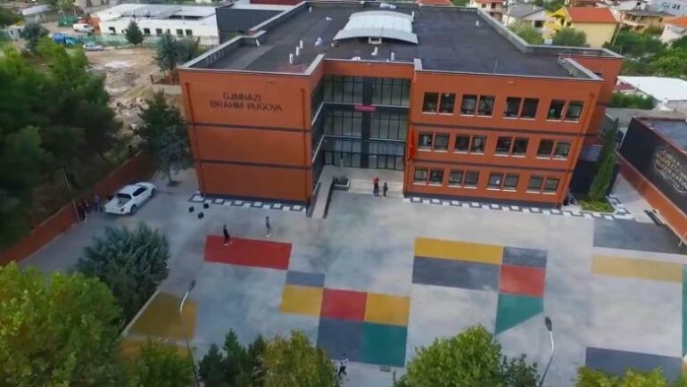 Sherr masiv pranë gjimnazit “Ibrahim Rugova” në Kamëz, plagoset dy nxënës