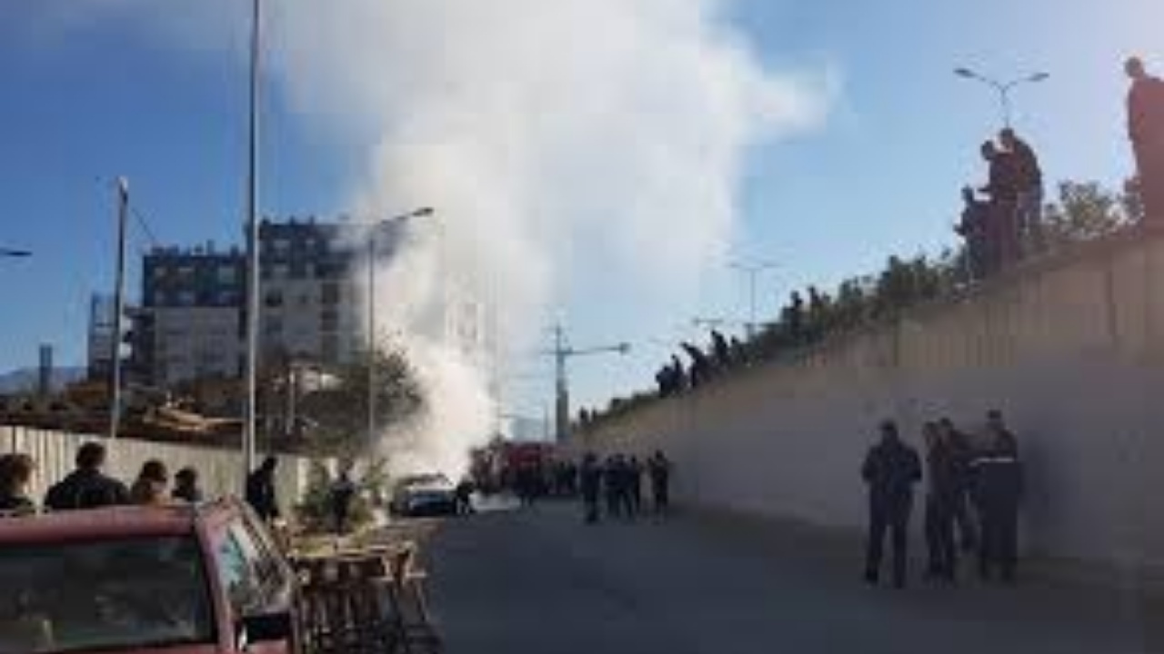 Çfarë po ndodh?! Flakë dhe shpërthime pranë shkollës në Çole të Vlorës! Fëmijët largohen të alarmuar 1 2wDLx6Ls fghfgh sd 2