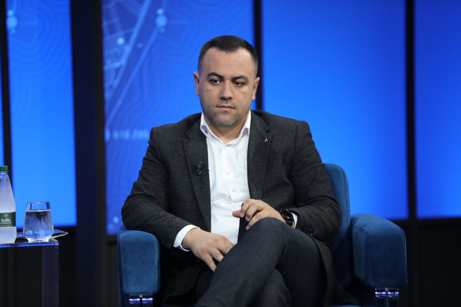 Nga Vladimir Kera: Një 16-vjeçar me thikë në shkollë… që nuk arrin të kuptojë pse i duhen librat