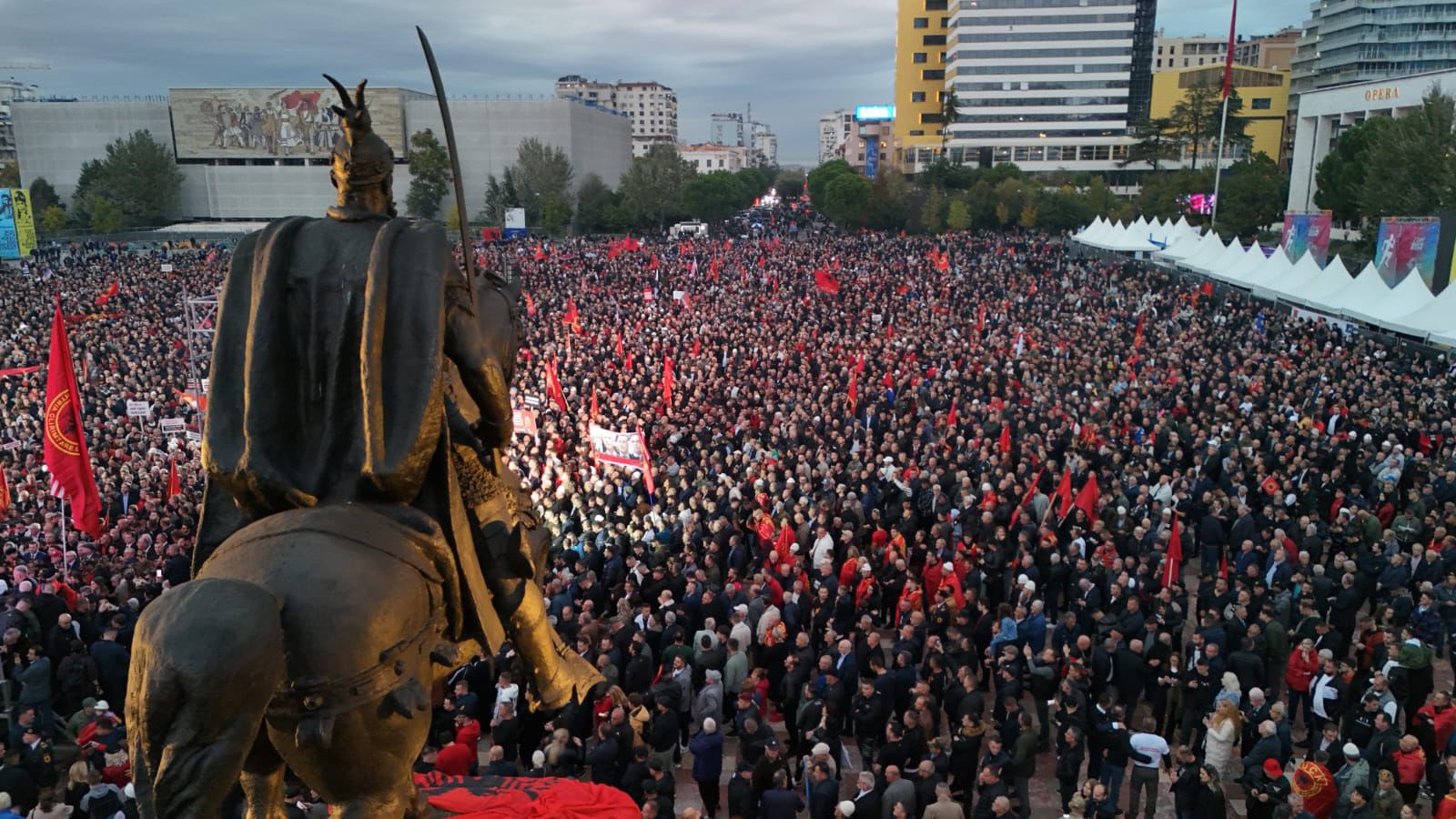 Shqiptaria zbret në Tiranë për nderin e UÇK-së