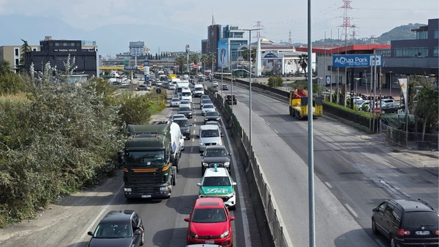 FOTO / Bllokimi i autostradës Tiranë-Durrës, trafik dhe radhë kilometrike në aksin Vorë-Maminas 7 640 0 68ed24804fce0