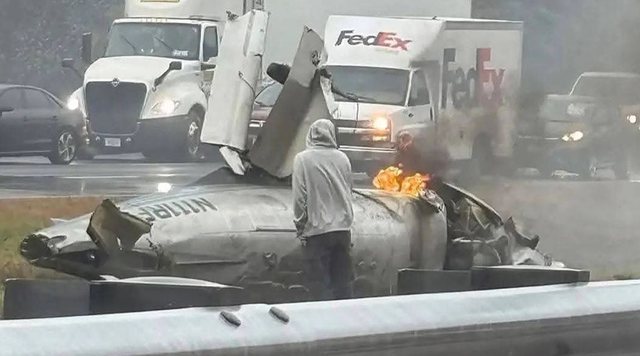 VIDEO/ Avioni rrëzohet në mes të autostradës ,vdesin personat në bord! Tmerr te udhëtarët dhe kaos në rrugë 21 640 0 68ed4fed09cfe