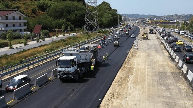 Trafik i rënduar dhe kaos, ndërpriten punimet në autostradën Tiranë-Durrës 18 640 0 68ee4d2017122 1
