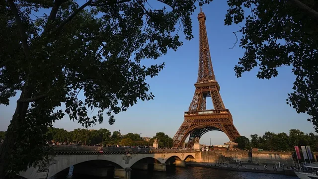 A do ta shembë vërtet Parisi Kullën Eiffel vitin e ardhshëm? E vërteta pas pretendimeve virale