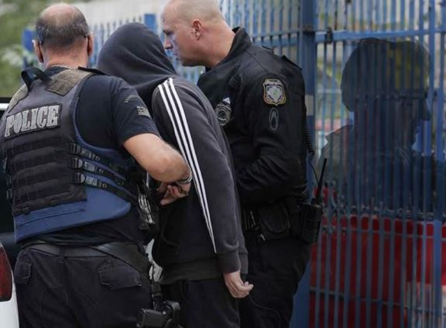 "Shkoi në banjo dhe..."/ Zbardhen detaje TRONDITËSE si 18-vjeçari vrau nënën e tij në Greqi! 12 640 0 police 1761048710