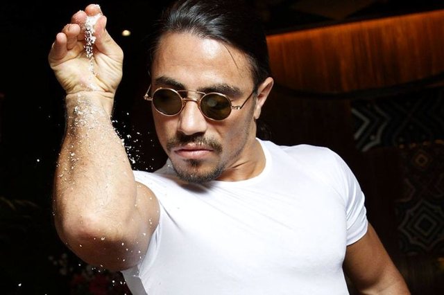 Perandoria “Salt Bae” drejt shembjes: Nga biftekët “e artë” te falimentimi