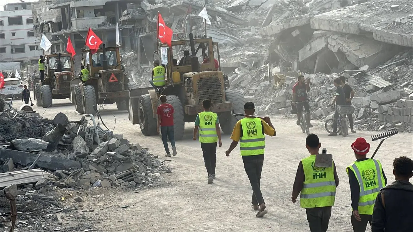Turqit “përveshin mëngët” në Gaza