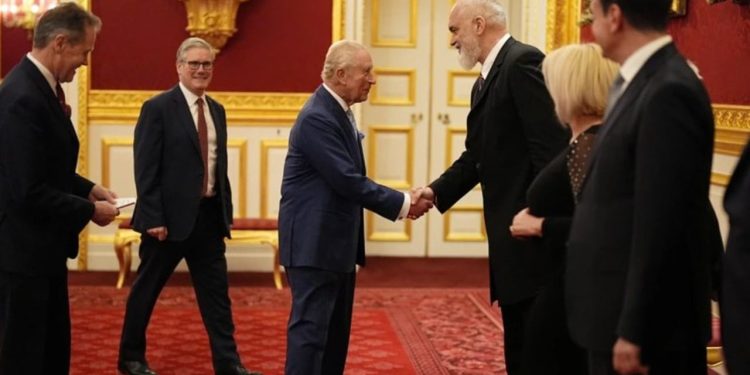 VIDEO/ Procesi i Berlinit në Londër, Rama pritet nga Mbreti Charles III dhe kryeministri Starmer