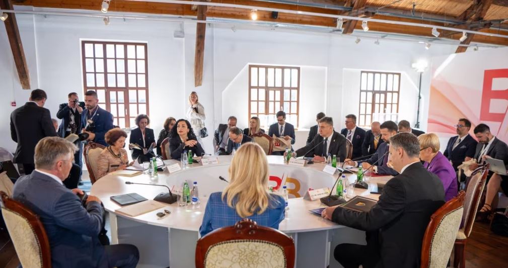 E ardhmja e rajonit në BE, liderët e Ballkanit Perëndimor mblidhen sot në Durrës! Mes të pranishmëv, Vjosa Osmani dhe Aleksandër Vuçiç