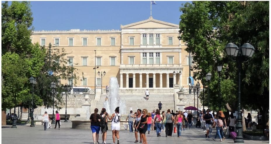 Deri 13 orë në ditë/ Parlamenti grek miraton projektligjin për zgjatjen e orarit të punës, sindikata në grevë 7 Greqia 2