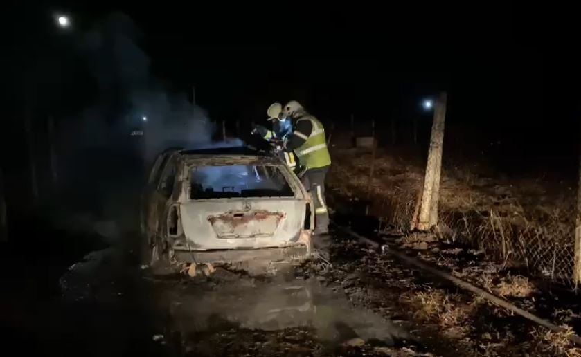 Do të përdorej në një atentat? Brenda saj u gjetën dy automatikë, policia hetime për makinën e djegur në Tapizë