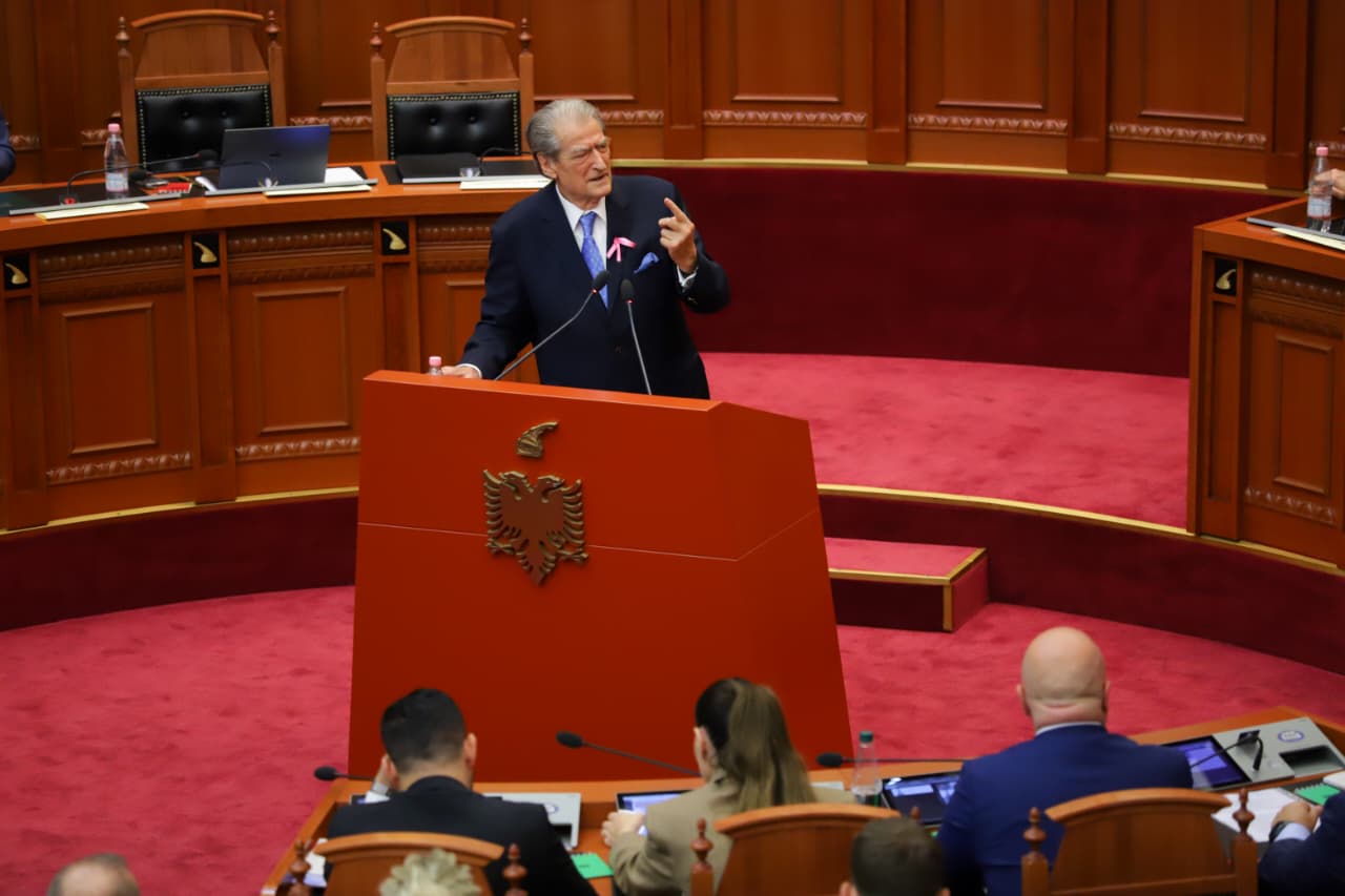 Berisha i përgjigjet Ardit Bidos: Transformove fjalët e mia brenda 2 minutash, e turpshme! Kjo nuk ka ndodhur në historinë e këtij parlamenti