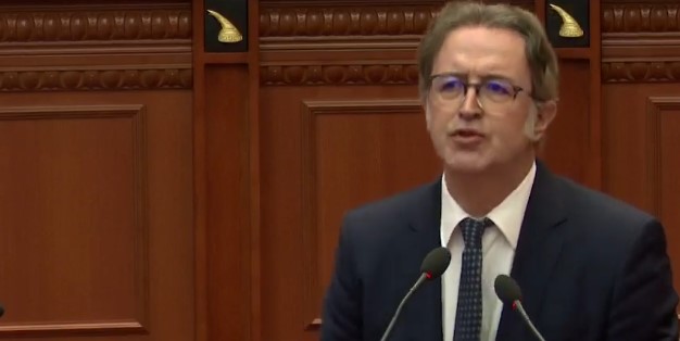 “I majti europian është me punëtorin, ju jeni me horrin”, Tomor Alizoti-mazhorancës: Nuk mund ta mbyllni seancën për 1 orë, sepse ju u mërzitët! Ne duam debat