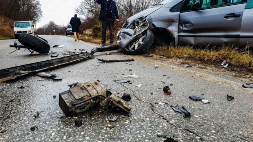 Aksident në hyrje të autostradës Elbasan-Tiranë, dy të lënduar 20 auto 800 0 aksident 11760424449